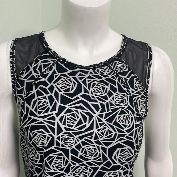 Lululemon Sculpt Posey Black and White Roses Tank size 6 - Picture 6 of 9